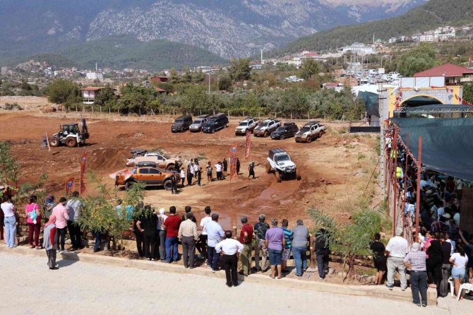 Başkan Yücel’e İ̇bradı Ve Gündoğmuş’ta Sevgi Seli