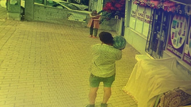 Tezgahtaki Karpuzu Çalmak İçin Omuzladı, Karşısındaki Kadını Görünce Dondu Kaldı