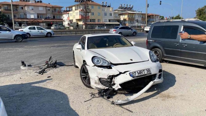 Lüks Otomobillerin Kazasında Kadın Sürücü Ölümden Döndü, Yaşadığı Korku Kameraya Yansıdı