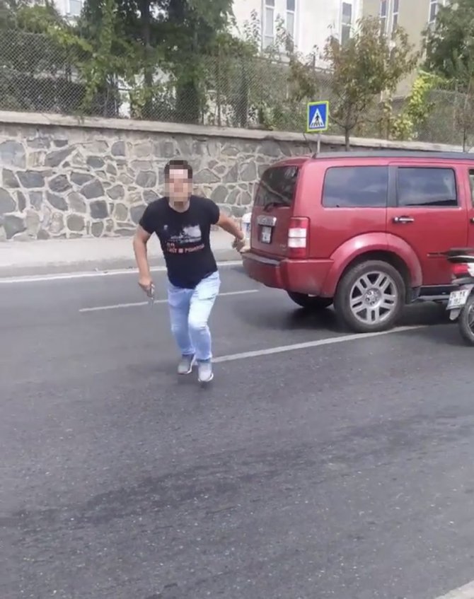 İ̇stanbul’da Trafik Magandaları Kamerada: Biri Silahla Darp Etti, Diğeri Aynasını Tekmeledi