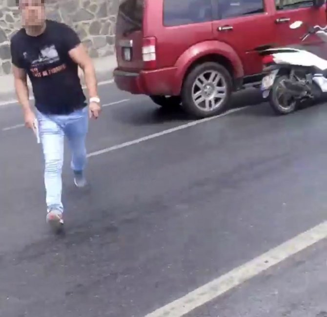İ̇stanbul’da Trafik Magandaları Kamerada: Biri Silahla Darp Etti, Diğeri Aynasını Tekmeledi