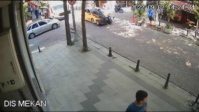 Bayrampaşa’da Aynı Noktada Meydana Gelen 2 Kaza Kamerada: 4 Yaralı