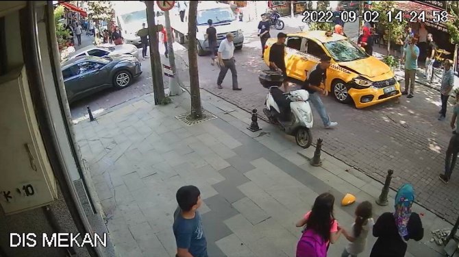 Bayrampaşa’da Aynı Noktada Meydana Gelen 2 Kaza Kamerada: 4 Yaralı