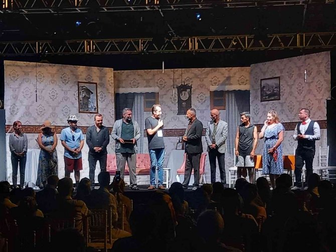 “Bir Bayram Sabahı” Alanya Tiyatro Festivali’nde Yoğun İlgi Gördü