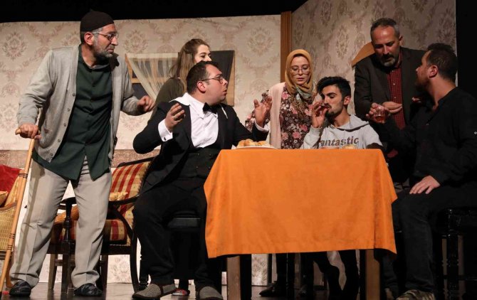 “Bir Bayram Sabahı” Alanya Tiyatro Festivali’nde Yoğun İlgi Gördü