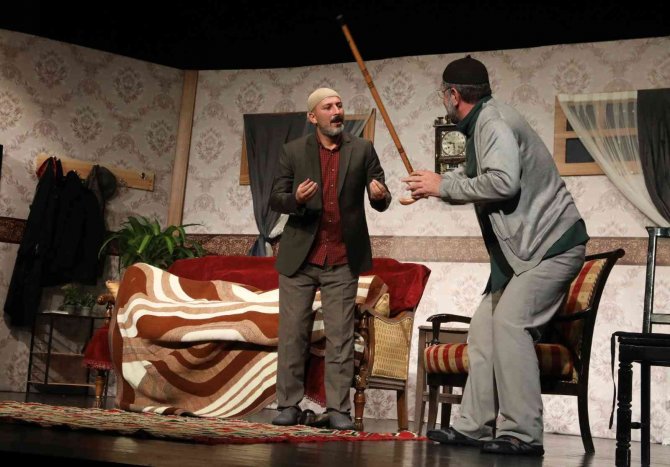 “Bir Bayram Sabahı” Alanya Tiyatro Festivali’nde Yoğun İlgi Gördü