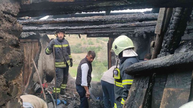 Bolu’da 2 Katlı Ahşap Ev Yangında Kullanılamaz Hale Geldi