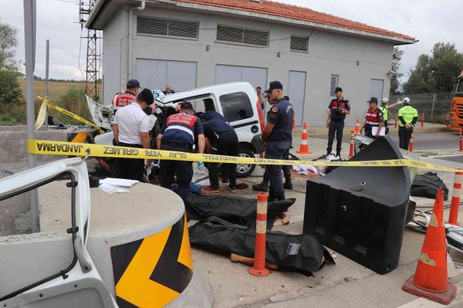 Bolu’da, Hafif Ticari Araç Gişelerde Beton Bariyere Çarptı: 3 Ölü 1 Yaralı