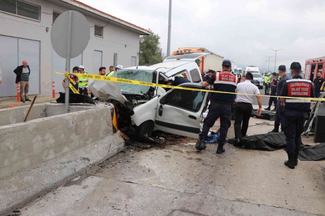 Bolu’da, Hafif Ticari Araç Gişelerde Beton Bariyere Çarptı: 3 Ölü 1 Yaralı