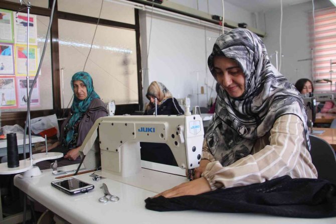 Kadınlar İş Sahibi Olmak İçin Kurslarda Ter Döküyor
