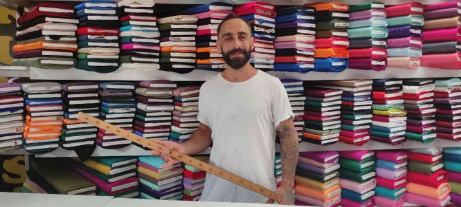 Kendileri Dikerek 1200 Liralık Elbiseyi 300 Liraya Mal Ediyorlar