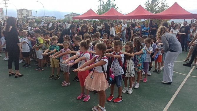 Mini Mini Birler Okula Dans Ederek Başladı