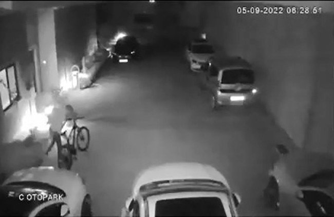 Sabaha Karşı Girdiği Sitede Önce Kapıyı Zorladı, Sonra Bisiklet Çalarak Kaçtı
