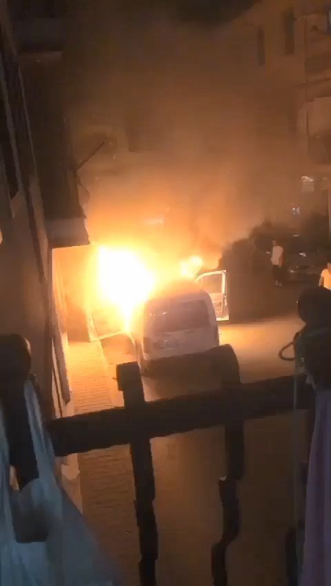 Park Halindeki Kamyonet Gece Yarısı Yandı; Mahalle Sakinleri Panik Yaşadı
