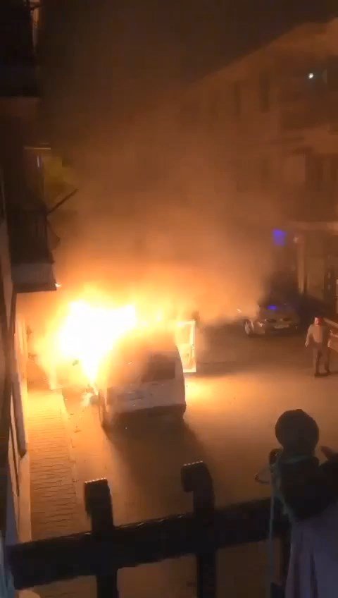 Park Halindeki Kamyonet Gece Yarısı Yandı; Mahalle Sakinleri Panik Yaşadı