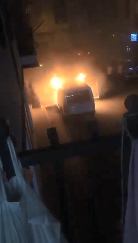 Park Halindeki Kamyonet Gece Yarısı Yandı; Mahalle Sakinleri Panik Yaşadı