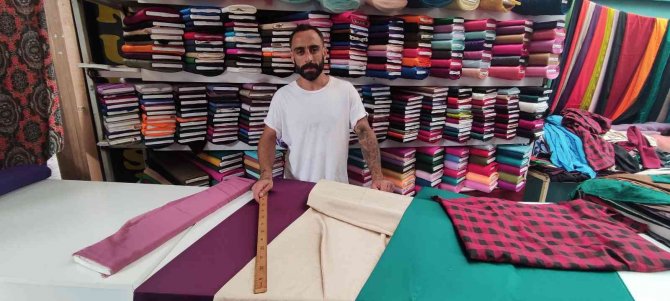 Kendileri Dikerek 1200 Liralık Elbiseyi 300 Liraya Mal Ediyorlar