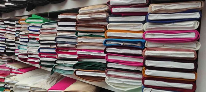 Kendileri Dikerek 1200 Liralık Elbiseyi 300 Liraya Mal Ediyorlar