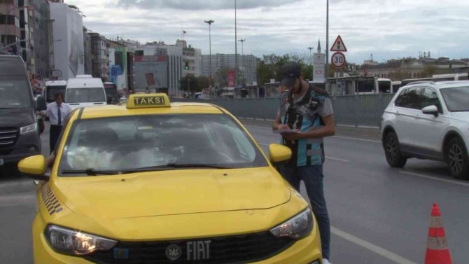 Kadıköy’de Ticari Taksi Denetimi: Kural Tanımayan Sürücülere Ceza Yağdı