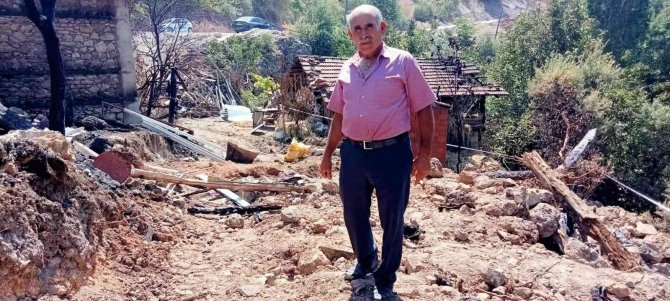 Ev Ve Ahırın Kül Olduğu Yangında 22 Küçükbaş Hayvan Telef Oldu