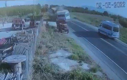 Servis Minibüsü Biçerdövere Çarptı; 2’si Ağır 13 Yaralı