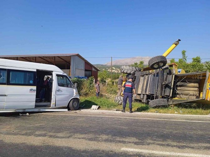 Servis Minibüsü Biçerdövere Çarptı; 2’si Ağır 13 Yaralı