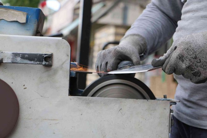 ’Çark’ Kelimesinden Yola Çıktı, Yıllardır Kentte Seyyar Bileycilik Yapıyor