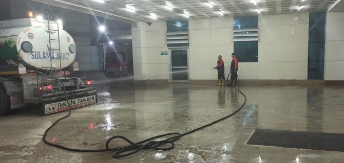 Hastanenin Bahçesi Yıkanarak Dezenfekte Edildi