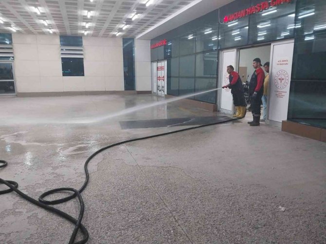 Hastanenin Bahçesi Yıkanarak Dezenfekte Edildi