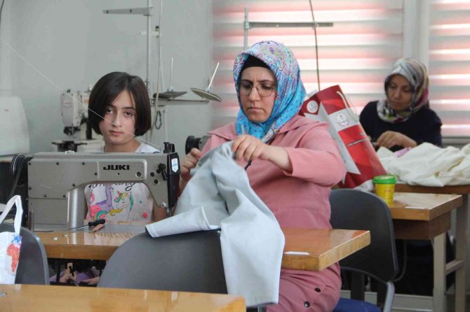 Kadınlar İş Sahibi Olmak İçin Kurslarda Ter Döküyor