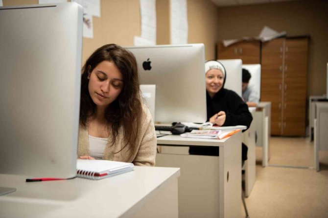 Anadolu Üniversitesi Engelliler Entegre Yüksekokulu Türkiye’de İlk Ve Tek