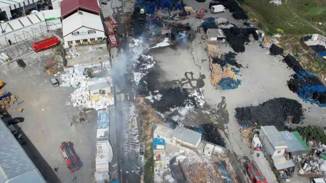 Eyüpsultan’da Plastik Kasa Üretilen Tesiste Korkutan Yangın