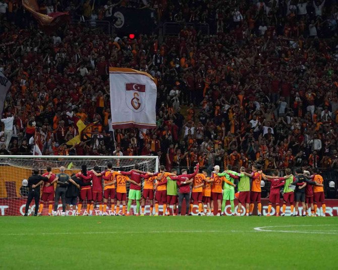 Galatasaraylı Futbolcular Ve Okan Buruk, Galibiyeti Taraftarlarla Kutladı
