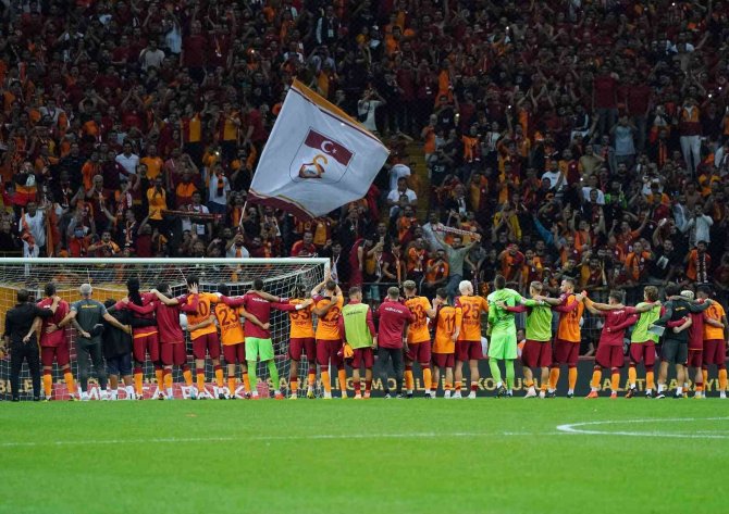 Galatasaraylı Futbolcular Ve Okan Buruk, Galibiyeti Taraftarlarla Kutladı