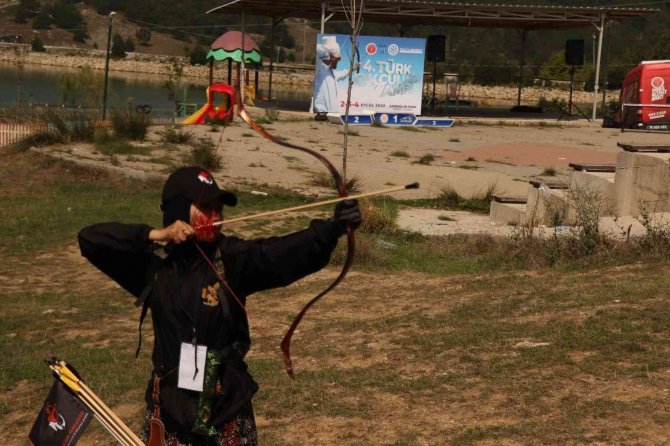 Geleneksel Okçuluk Tutkunları Gürsu Adrenalin Parkta Hedefe Kitlendi