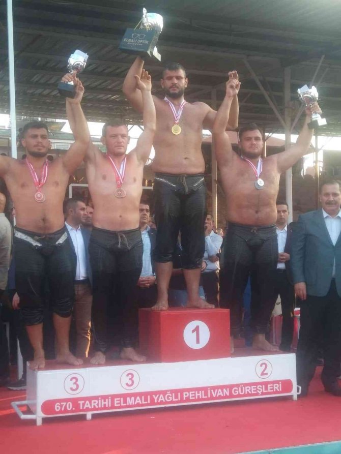 Gölcüklü Pehlivan Elmalı Güreşlerinde Finale Kalmaya Hak Kazandı