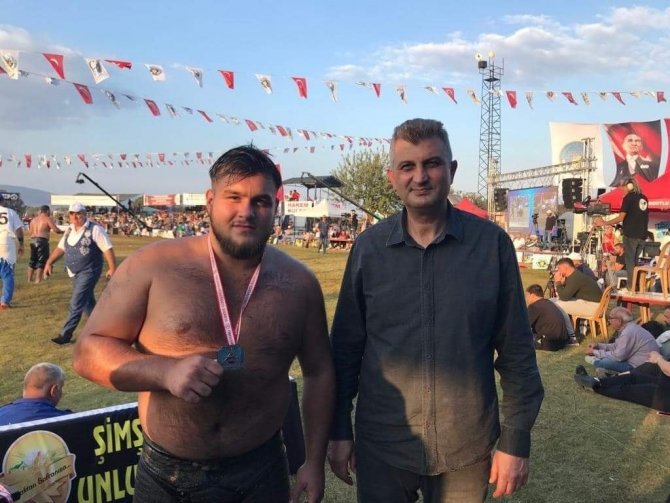 Gölcüklü Pehlivan Elmalı Güreşlerinde Finale Kalmaya Hak Kazandı