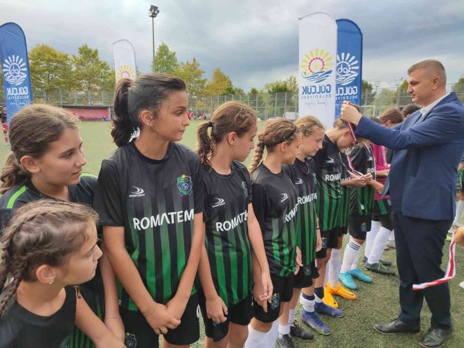 U-13 Kız Futbol Turnuvası’nın Kocaeli Kadın Futbol’u Şampiyon Oldu