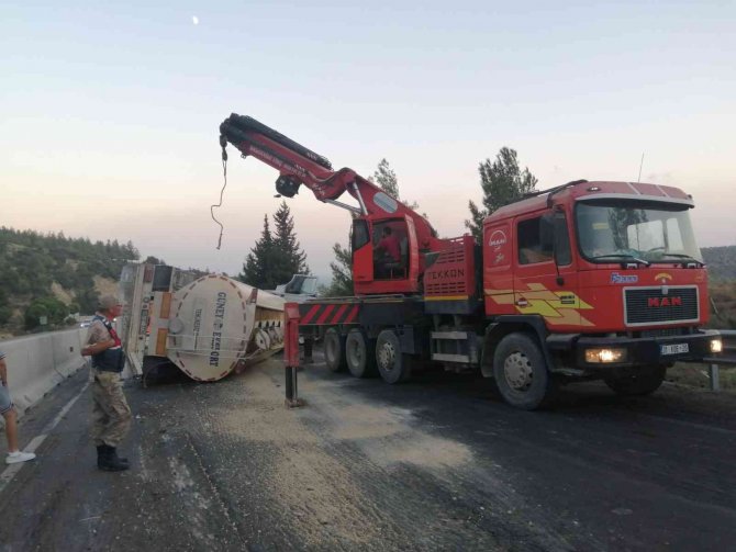 Yan Yatan Tanker Trafiği Kilitledi, Kilometrelerce Araç Kuyruğu Oluştu