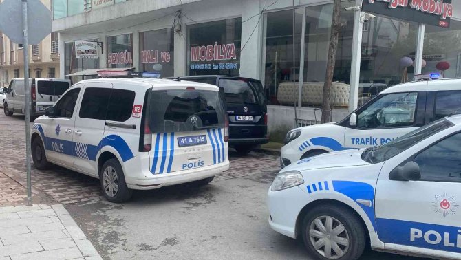 Kıraathanede Çıkan Silahlı Kavgada 2 Kardeş Yaralandı