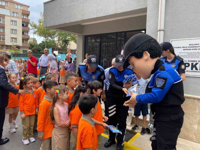 Ümraniye’de, Polis Maskotu ‘Cesur’, Çocuklarla Buluştu