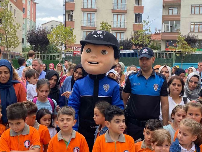 Ümraniye’de, Polis Maskotu ‘Cesur’, Çocuklarla Buluştu