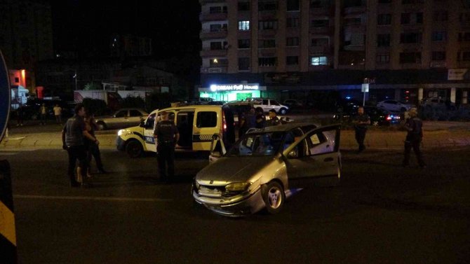 Polisten Kaçan Araç Kaza Yaptı: 2 Gözaltı