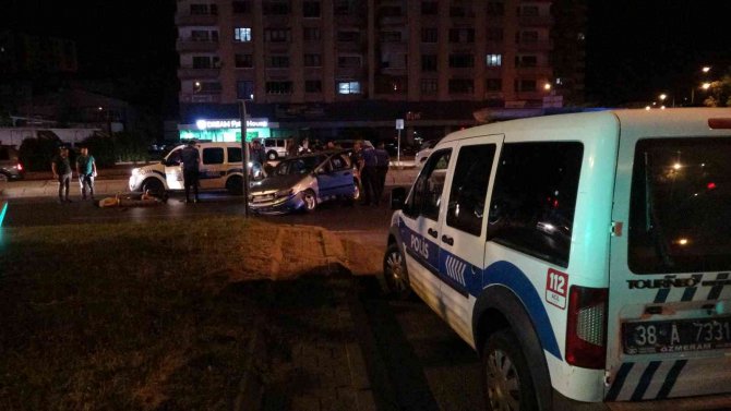 Polisten Kaçan Araç Kaza Yaptı: 2 Gözaltı
