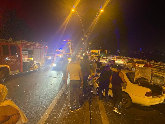 Kayseri’de Feci Kaza: Sıkıştığı Araçtan Güçlükle Çıkarıldı