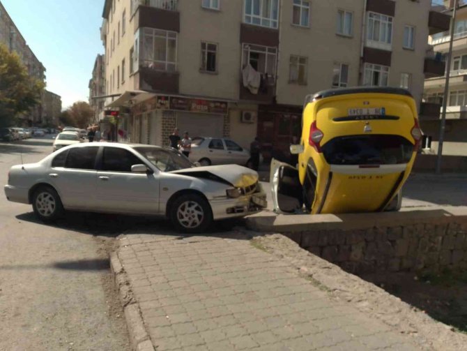 Kayseri’de Otomobille Çarpışan Taksi Takla Attı: 1 Yaralı