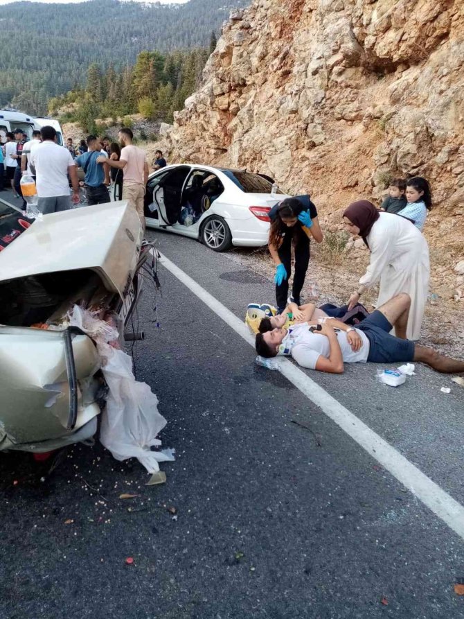 Antalya’da Zincirleme Trafik Kazası: 4 Yaralı