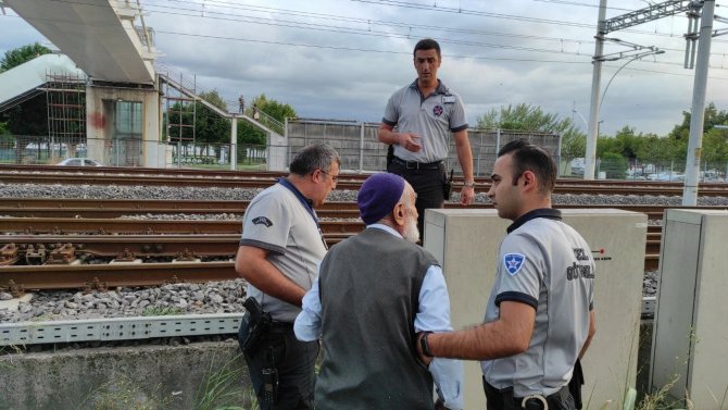 Bileti Olmadığı İçin Trene Alınmadı, Tren Yoluna Çıkarak 1 Kilometre Yürüdü