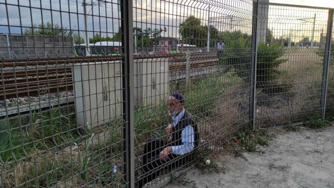 Bileti Olmadığı İçin Trene Alınmadı, Tren Yoluna Çıkarak 1 Kilometre Yürüdü