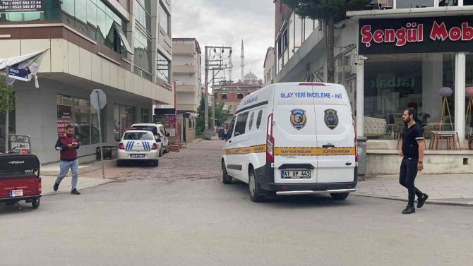 Kıraathanede Çıkan Silahlı Kavgada 2 Kardeş Yaralandı